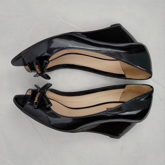 Prada Bow Logo Black Patent Leather Peep Toe Wedge Pumps Size 37 - Picture 5 of 7